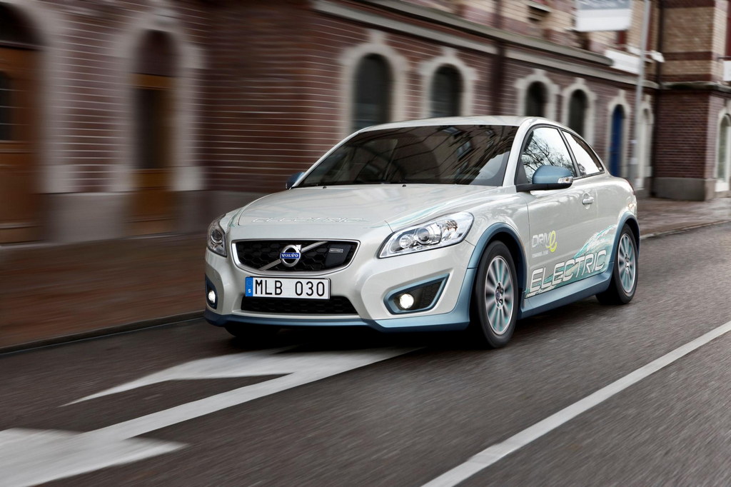 Volvo Cordless Charging 1 at Volvo Makes Headway with Cordless Charging for EVs