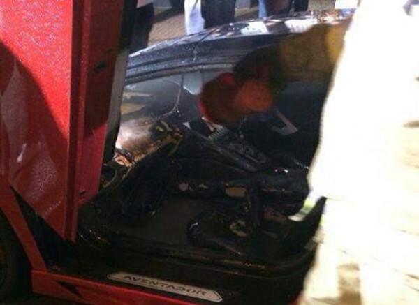 Lamborghini Aventador Roadster torched 2 600x437 at Lamborghini Aventador Roadster Petrol Bombed in London