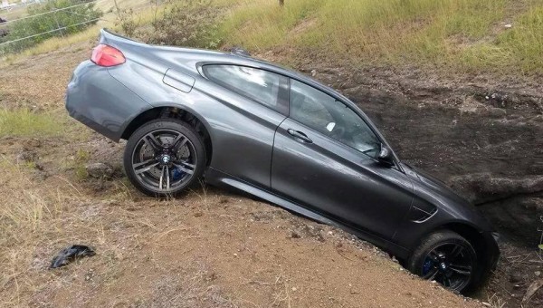 BMW M4 ditch 1 600x340 at BMW M4 Looks Good… Even in a Ditch!