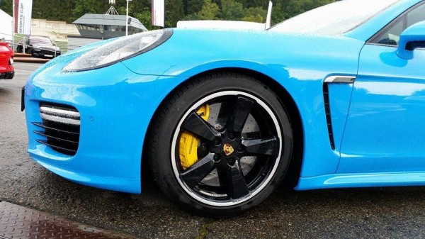 blue panamera exclsuive 3 600x337 at Porsche Panamera Exclusive Series Spotted in Blue