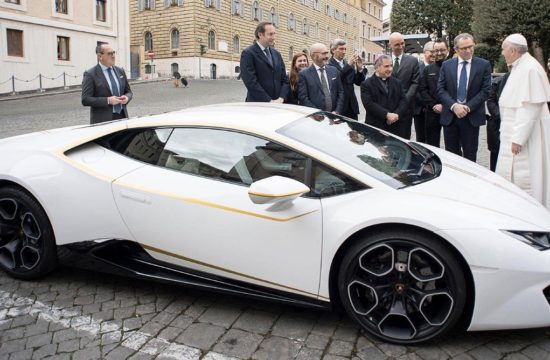 pope lambo 550x360 at Popes Lamborghini Huracan Sold for $861K at Auction